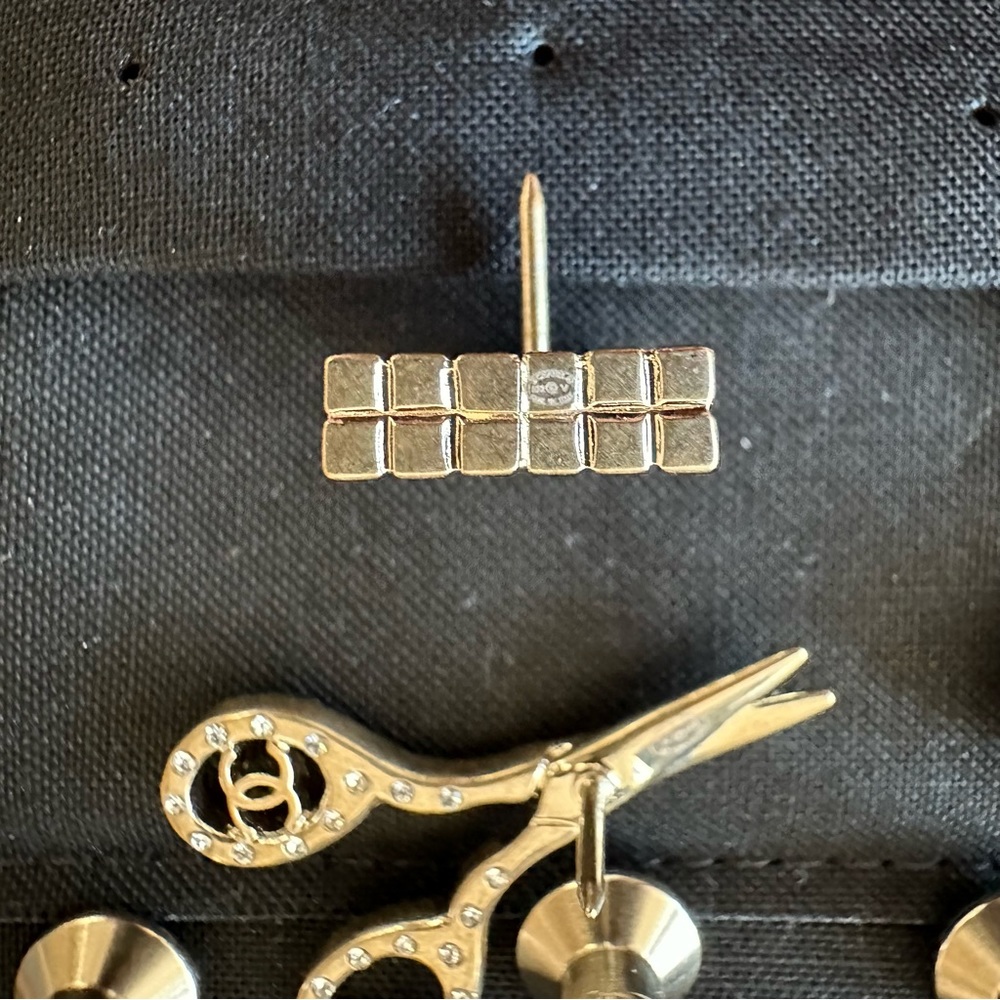 🚨 HOST PICK 🆕 Chanel Matte Gold Mini Brooch Set: Heart, Perfume, Scissors - Picture 13 of 15